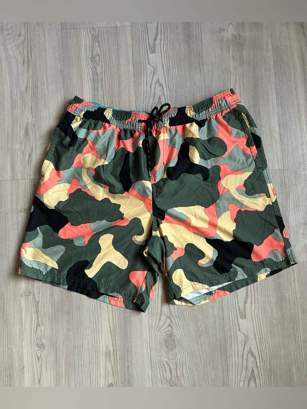No Boundaries Men's Camo Swim Trunks - Green/Coral/Yellow